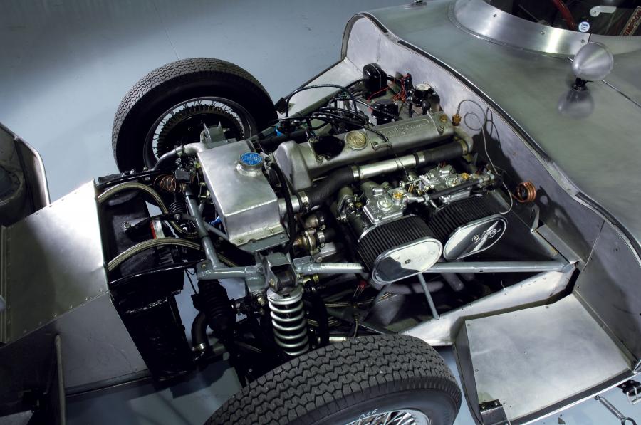 Моторный отсек Elva Mark II Bobtail Sports Racing Car 1957 года  (фото 3 из 5)
